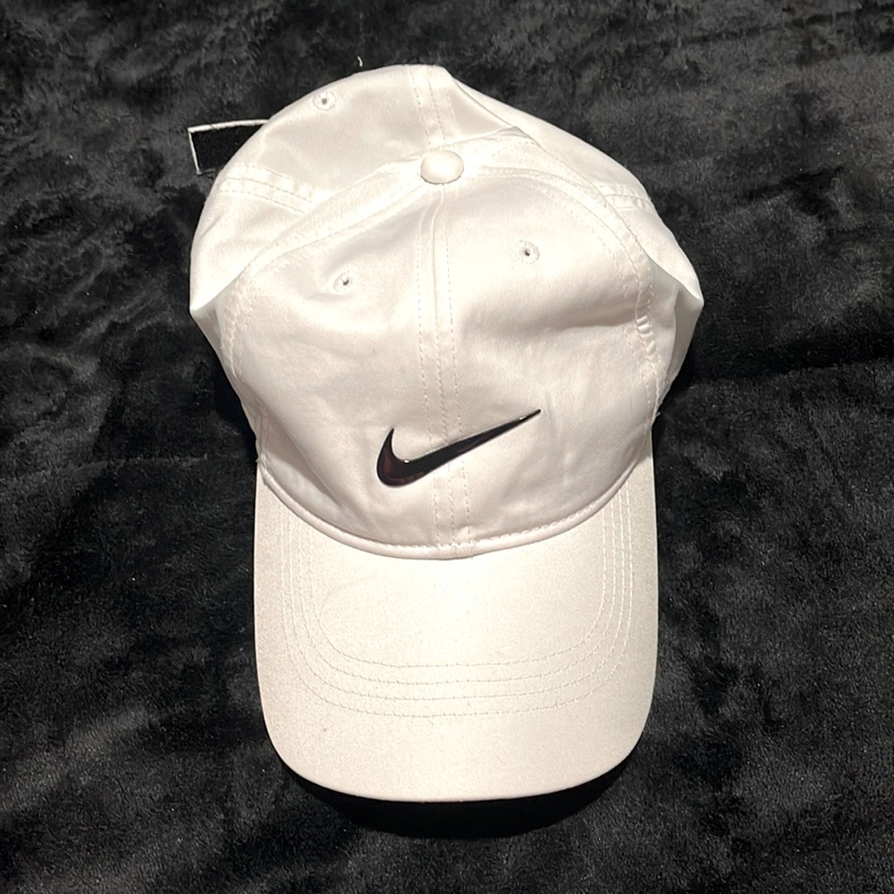 Woman’s white Nike summer cap with adjustable strap